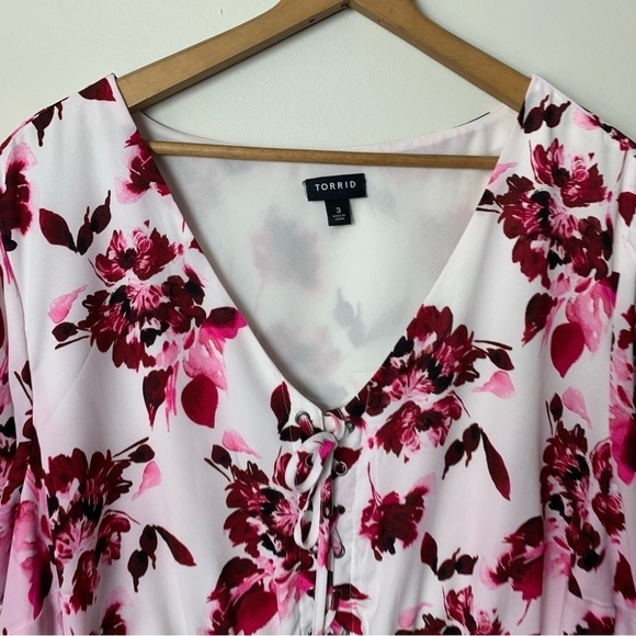 [Torrid] Women's White & Pink Floral Print Short Sleeve Plus Size Top - Picture 2 of 8